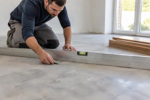 découvrez comment vérifier la planéité d’un sol avant la pose d’un parquet flottant et repérer les irrégularités à corriger pour garantir un résultat durable.