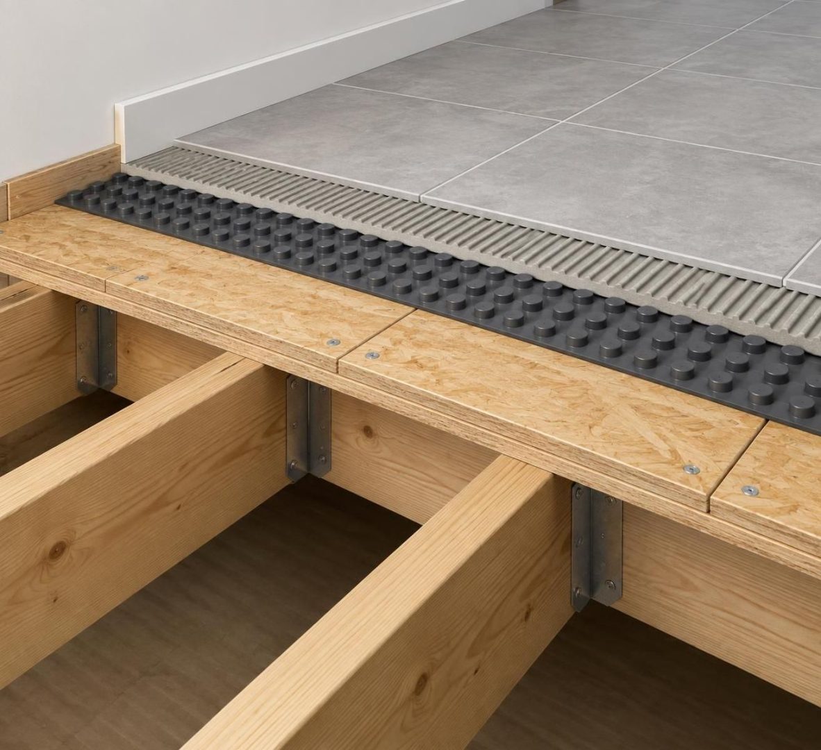 découvrez comment évaluer la solidité d’un plancher bois avant la pose d’une chape pour carrelage et éviter les risques de déformation.