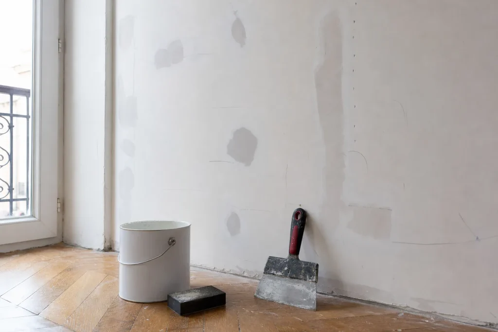 Mur préparé avec enduit de rebouchage avant peinture